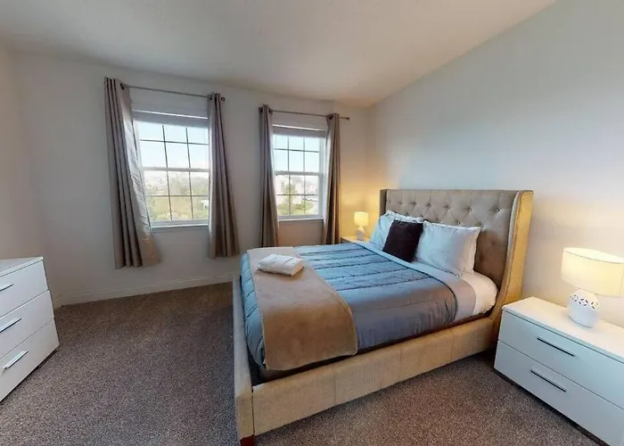 Beautiful Townhouse With Pool Close To Disney