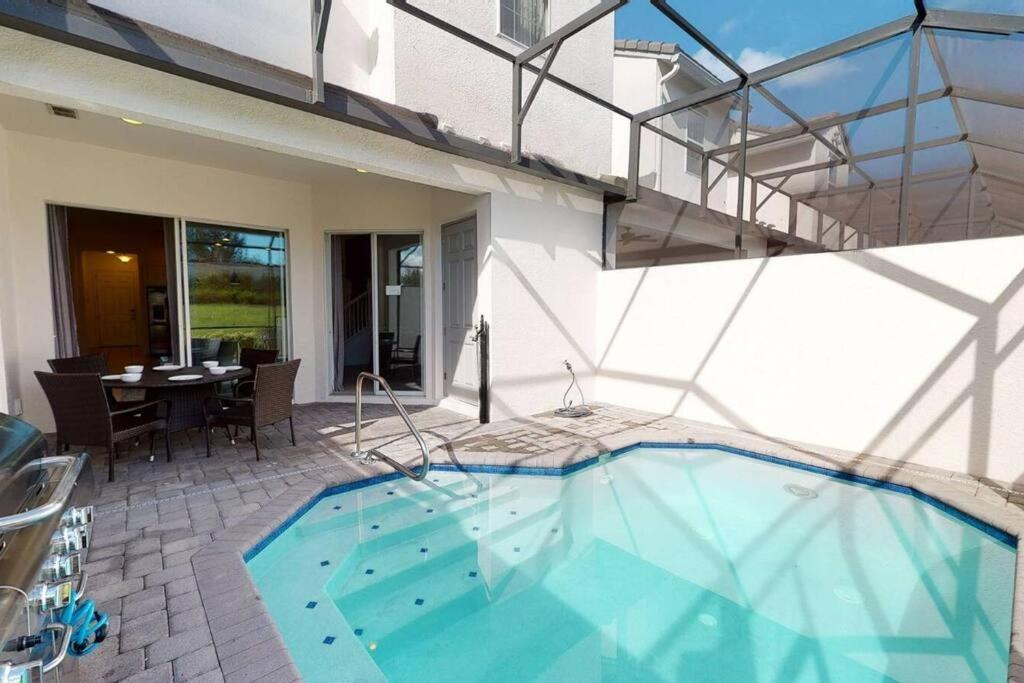 Beautiful Townhouse With Pool Close To