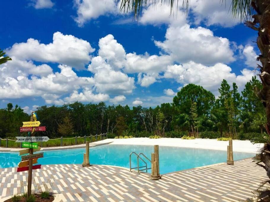 Beautiful Townhouse With Pool Close To