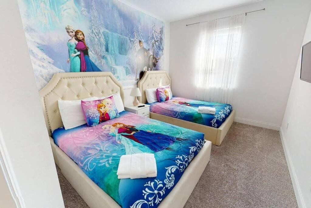 Beautiful Townhouse With Pool Close To Davenport