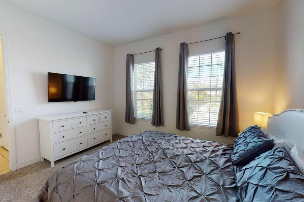 Beautiful Townhouse With Pool Close To Holiday home *