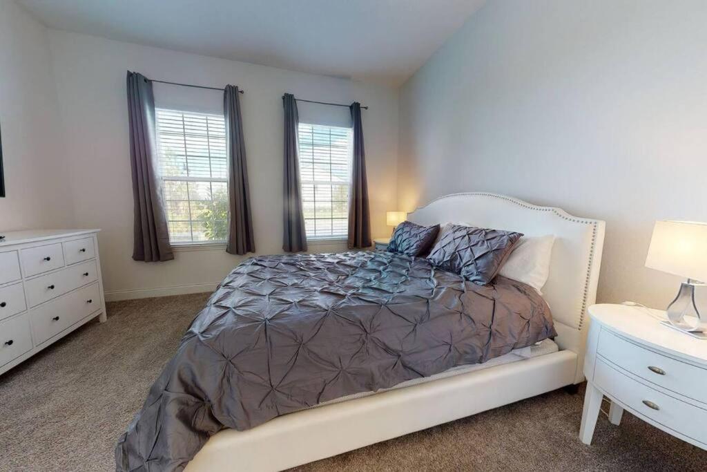 Beautiful Townhouse With Pool Close To Davenport