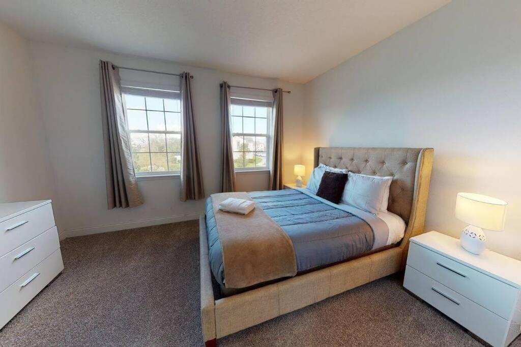 Beautiful Townhouse With Pool Close To