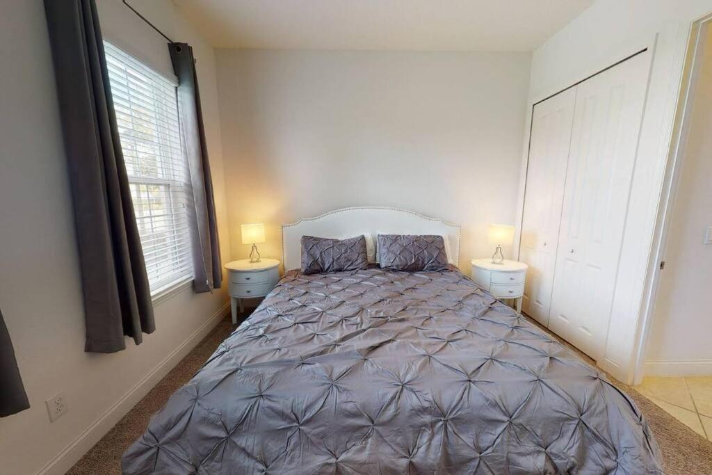 Beautiful Townhouse With Pool Close To