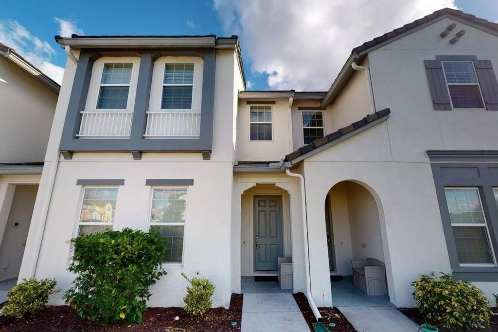 Beautiful Townhouse With Pool Close To *