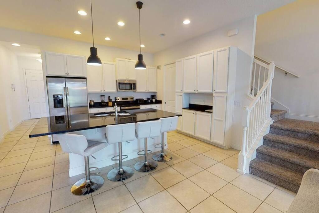 Beautiful Townhouse With Pool Close To Holiday home