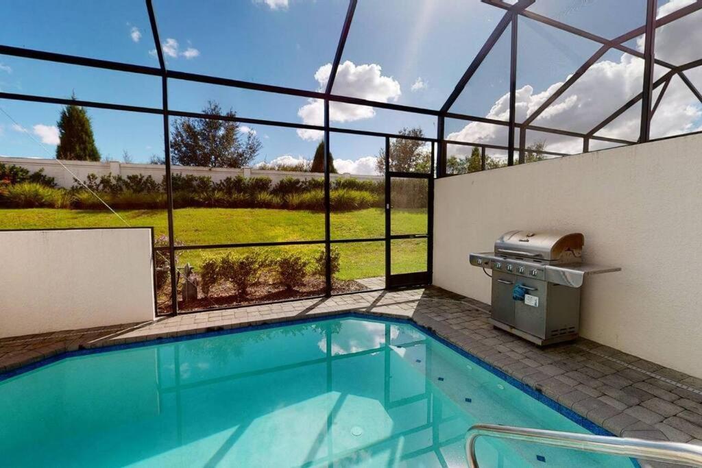 Beautiful Townhouse With Pool Close To